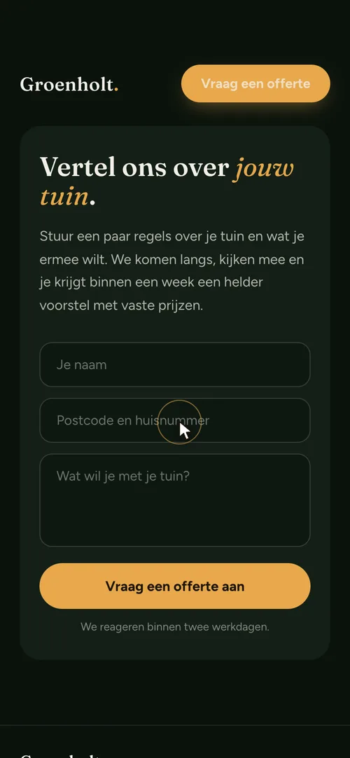 Groenholt met licht op het gras